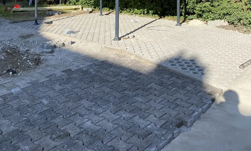 Neuer Stellplatz aus Rasengittersteinen und Verbundpflaster